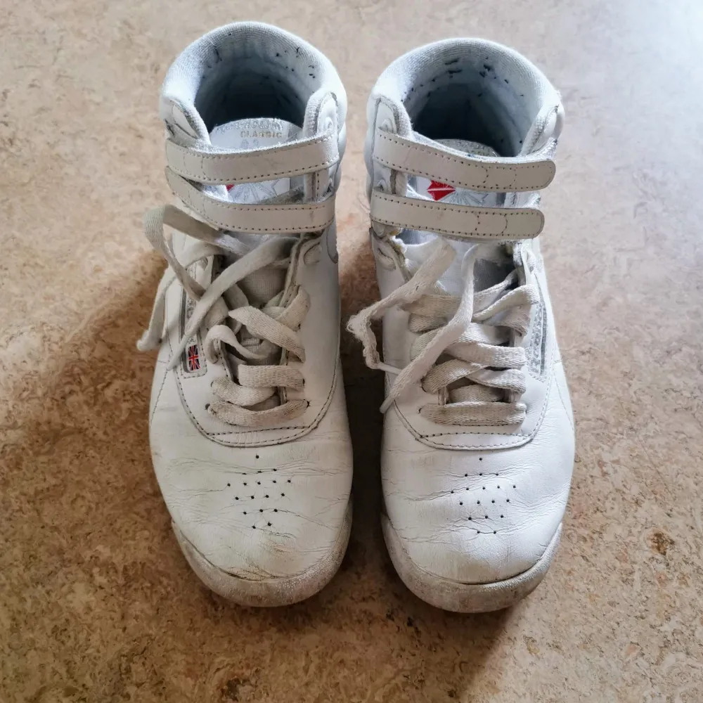 Reebok classic hi high-top trainers  They need a little bit of love but otherwise in good condition :) Suuuuuuper comfy Size eur 37.5 More pics can be sent. Skor.