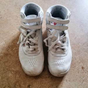 Reebok classic hi high-top trainers  They need a little bit of love but otherwise in good condition :) Suuuuuuper comfy Size eur 37.5 More pics can be sent