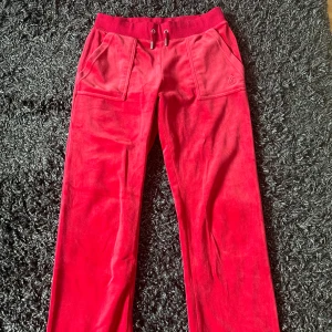 Juicy Couture Byxor - Röda byxor från juicy couture  Använda få gånger så nyskick Storlek S
