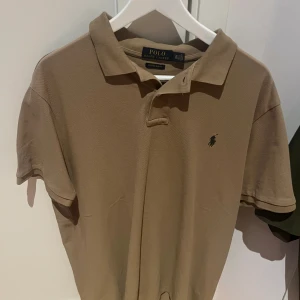 Polo Ralph Lauren Piké  - Skitsnygg piké från Polo Ralph Lauren. Använd 2-3 ggr så är fortfarande i bra skick. Slim fit modell i storlek XL. 