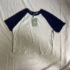 Jättesöt babytee - Jättefin babytee som är lik den från brandy Melville, prislappen är kvar, aldrig använd:)) Storleken är L, men passar M och S  Skriv privat för fler funderingar💗