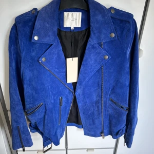 Jacka i äkta läder - Blå jacka i äkta läder, helt oanvänd, tajtare i modellen 