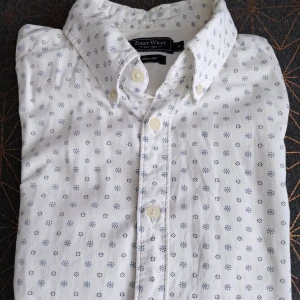 Easy West white shirt - In ogood condition. Would prefer pick-up in Stockholm rather than posting.