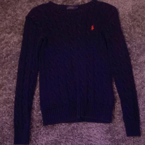 Polo Ralph lauren  - Polo tröja strl XS i barn. Det är ganska bra skick men halsringningen så är den urtvättad. Om du är intresserad så får du gärna höra av dig.👍🔵🔴