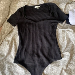 H&m Body - En body från h&m som är helt oanvänd. Säljer då det inte används❤️
