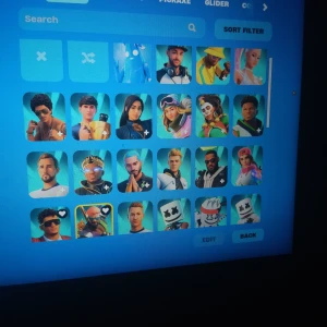 Fortnite konto - 52 skins 107 backbling 81 pickaxe 60 glider  31 contrail 71 wrap 70 emote 79 Emoji  103 spraya 47 music 79 bakgrundsbilder 
