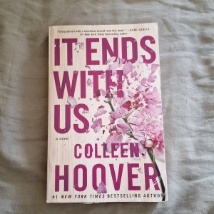 It ends with us - Hej! Nu säljer jag denna populära booktok-bok. Boken är använd och har en knäckt rygg samt små skavanker,  därav priset. Nypris ca 148kr. Hör gärna av dig vid frågor och funderingar!🫶🏻