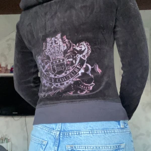 Juicy couture  - Tröjan är köpt i USA för antal år sedan men fofarande i ett fint skick. Säljs då den inte kommer till användning. Tröjan är i m men sitter mer som en xs/s. Skorv om du har frågor via dm🩷