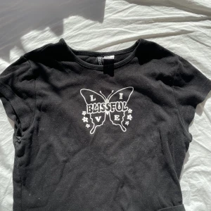 Baby tee - Jättegullig baby tee med fjärilstryck! Säljer pga inte min stil💕