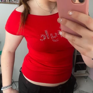 Röd topp - Vet inte exakt vilken storlek men sitter som en S/ M , pris kan diskuteras. Inkl frakt🩷 (den går ej att köpa ny längre)