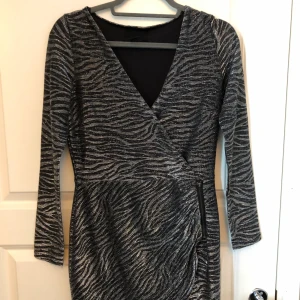 Klänning - Klänning i storlek S som tyvärr inte passar mig