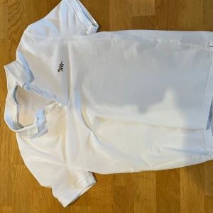 Tiger of Sweden Piké  - Riktigt stilig piké från Tiger of Sweden. Najs material och riktigt händig till sommaren.