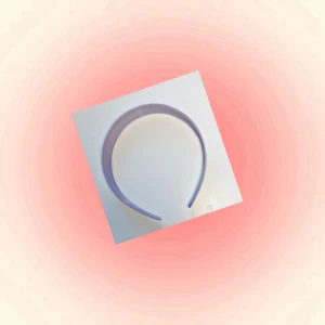 Diadem - Ett lila diadem från lindex :) har använts cirka 1 gång, är därför väldigt bra skick