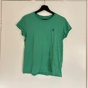Ralph lauren T-shirt  - Ljusgrön Ralph lauren T-shirt i storlek s 🌟