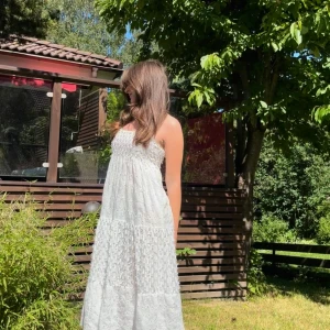 Vit klänning från Zara - Vit klänning från Zara i strl S, perfekt till sommaren🌸🌸 Klänningen är inte genomskinlig eftersom den har en underklänning. 