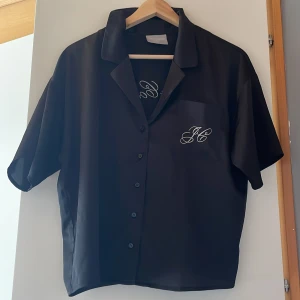 Juciy  Couture cardigan - Säljer min Juciy Couture cardigan i storlek MEDIUM! Den är endast använd ett par gånger men annars i perfekt skick!  Den kommer tvättas innan!  Skriv gärna vid fler frågor eller bilder!🫶☺️🌸