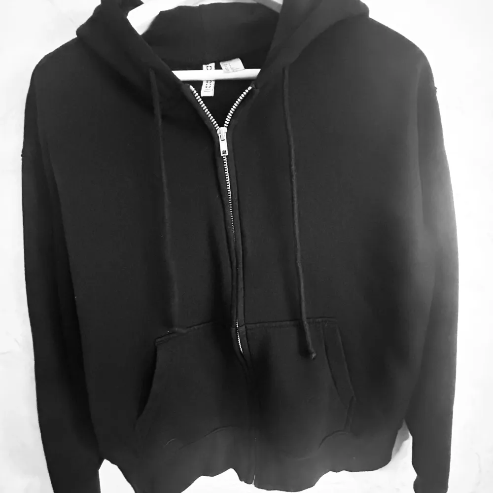 Super fin zip hoodie från H&M. Något stor för mig så säljer den vidare 💕. Tröjor & Koftor.