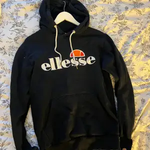 Svart ellesse hoodie, fint skick som ny💕