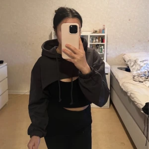 Grå cropped hoodie - weekday - •Helt ny, aldrig använt