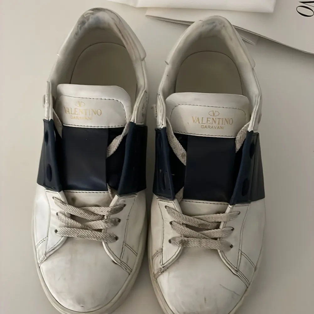 Valentino opens navy blue skick är 6/10 men det går att tvätta bort det smutsiga den är storlek 41 men passar också 42 . Skor.