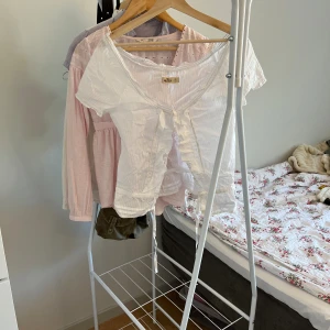 Vit blus från hollister🌺 - Jättegullig tunn blus från Hollister med knappar och band där framme man kan knyta😋 Säljer på grund av att den inte passar och därför är den knappt använd. Köpt på en Humana i Spanien!😻