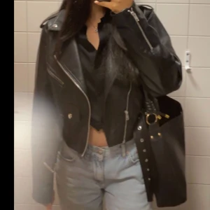 Skinnjacka - Skinnjacka från bikbok!! storlek S💗