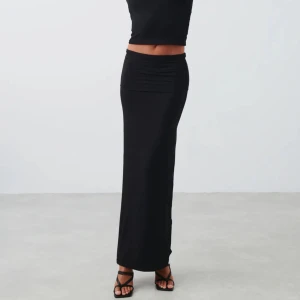 Gina Tricot kjol - Säljer denna kjolen som man viker från gina, aldrig använd, storlek XS