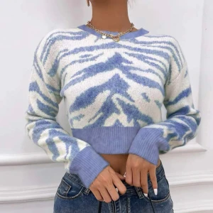 Stickad tröja  - Lite kortare stickad tröja med blått ”tigermönster”