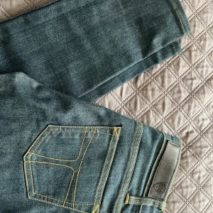 Tiger of Sweden - Tiger of Sweden jeans som nya. Vet ej storleken men antar att det är xs (34/30) Från sida till sida på låren visar måttbandet 20 cm Från sida till sida i midjan visar måttbandet 33 cm