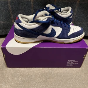 SB dunk low pro pro.    Royal blue - Endast använt ett par gånger men fortafarande i fint skick. Kostar vanligtvis ungefär 3000-3500kr. 
