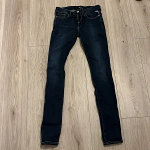 Jag säljer nu mina Replay jeans dem är i nyköpt skick har använt dem en gång storlek 27-32 - Helt nya passar bra 