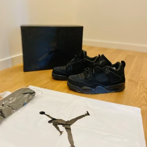 Jordan 4 black cat  - Jag säljer mina Jordan 4 black cats för att de är för små. Knappt använda och  i väldigt bra skick.