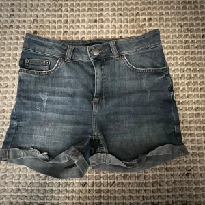 Jeansshorts  - Jeansshorts från Pices  Bilderna är något märka 