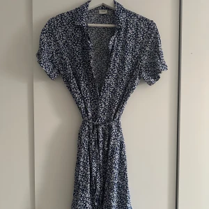 Blommig klänning  - Köpt på Veromoda, storlek 38, sparsamt använd💙