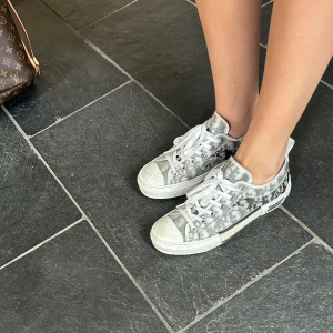 Christian Dior sneakers  - Säljer nu mina dior sneakers då dem inte används så mycket längre. Äkta, köpta i USA i december 2023. Bra skick! Bara lite smutsiga på sulan men de går att tvätta bort.