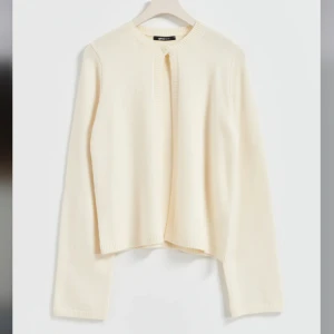 Stickad kofta - Så fin stickad kofta som bara kommit till användning en gång❤️nypris 359!