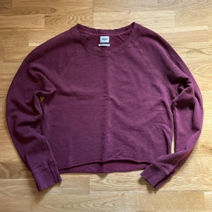 Acne tröja - Vinröd vintage Acne cropped tröja. Bra skick. Liten fläck på höger ärm (se tredje bild). Unisex.