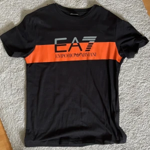 Ea7 t-shirt (S) limited edition  - Köpt förra året för 900kr och har aldrig använt så säljer vidare. Den är i toppskick