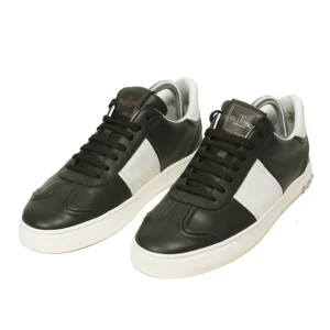 Valentino Flycrew - Valentino Flycrew storlek: 46 💵 Skick 10/10 inga flaws eller skador, alla spikar kvar! Passar även storlek mot storlek 47! 