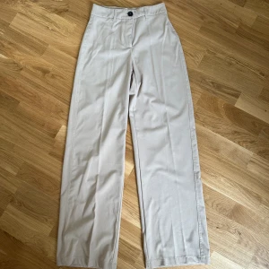 Bershka kostymbyxa  - Bra skick 