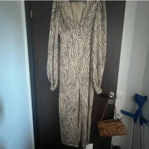 Adoore klänning - Intresse anmälan på min nya adoore klänning i st 40 sitter perfekt på mig men är lite osäker om jag vill ha den men hör av er om ni är intresserade så kan vi komma upp med en plan❤️