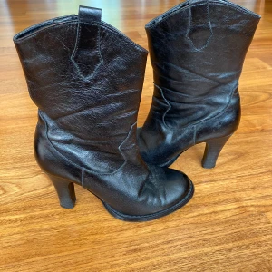 Svarta klackar - Säljer dessa ursnygga klackar med cowboy-vibe🤠skorna är i äkta skinn och storlek 37, bra skick! 👢