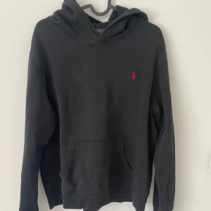 Ralph Lauren hoodie  - Den är xl i barnstolek men skulle säga att den sitter som S