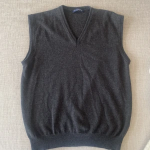 Vest  - Roy Brook vest 100% extrafint ull, Made in Italy, storlek M-L  Skador: Sömen gått upp lite där kragen mötts i mitten. 2 små håll på baksidan som knappt syns.