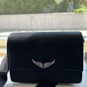 Zadig Väska - Zadig väska köpt här på plick. Originalpris är 3000kr men jag säljer den för 1500kr. Om ni har några frågor skriv till mig💗