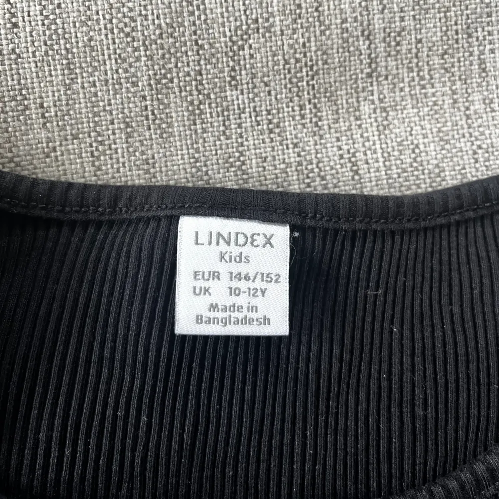 Fin tröja från barnavdelningen på Lindex i storlek 146/152 som jag skulle säga passar en xxs, den är i superbra skick och passar perfekt till sommaren💘. T-shirts.