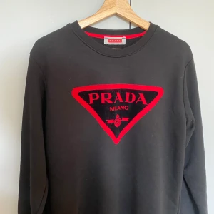Prada tröja  - Säljer denna Prada tröja som är köpt på en designer flee market i Paris.  Välgjord men eftersom den är köpt second hand kan jag ej garantera äktheten och där av priset.  Hör av er vid bilder och frågor 