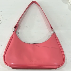 Dondonna axelväska  - Säljer denna jättesöta rosa dondonna axelväska som jag aldrig använder längre. Pris kan diskuteras.