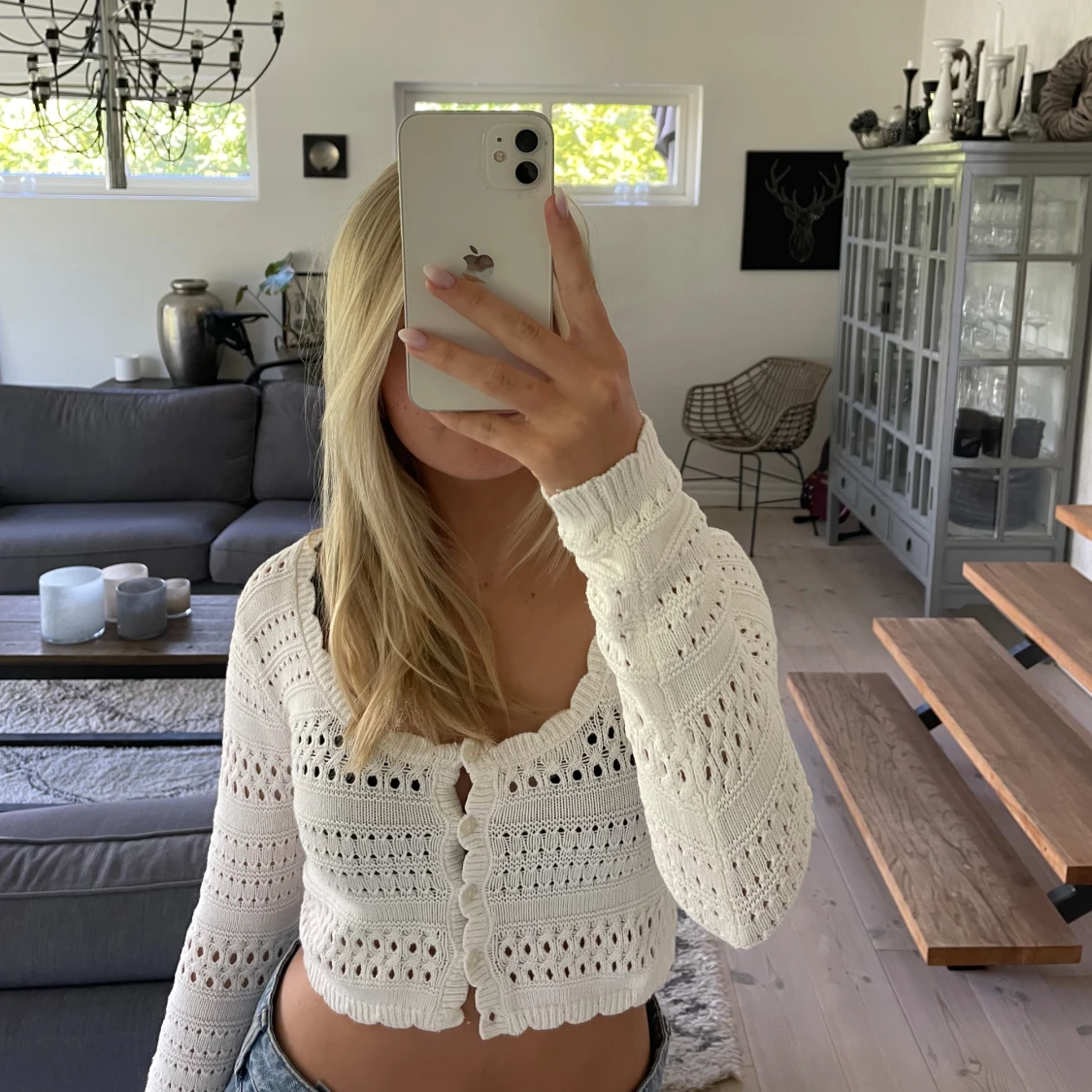 En långärmad krämvit virkad topp från H&M 🤍