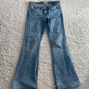 Lågmidjade jeans - Säljer dessa jätte fina lågmidjade jeans. Jeansen har slitar på insidan av de och jeansen inga defekter och är i ett bra skick. Om du har några funderingar eller vill ha mer bilder på plagget är det bara att kontakta mig.